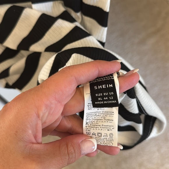 Black and White Striped Sleeveless Dress - Picture 4 of 4